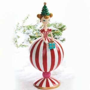 Bolsjepige med gave stående